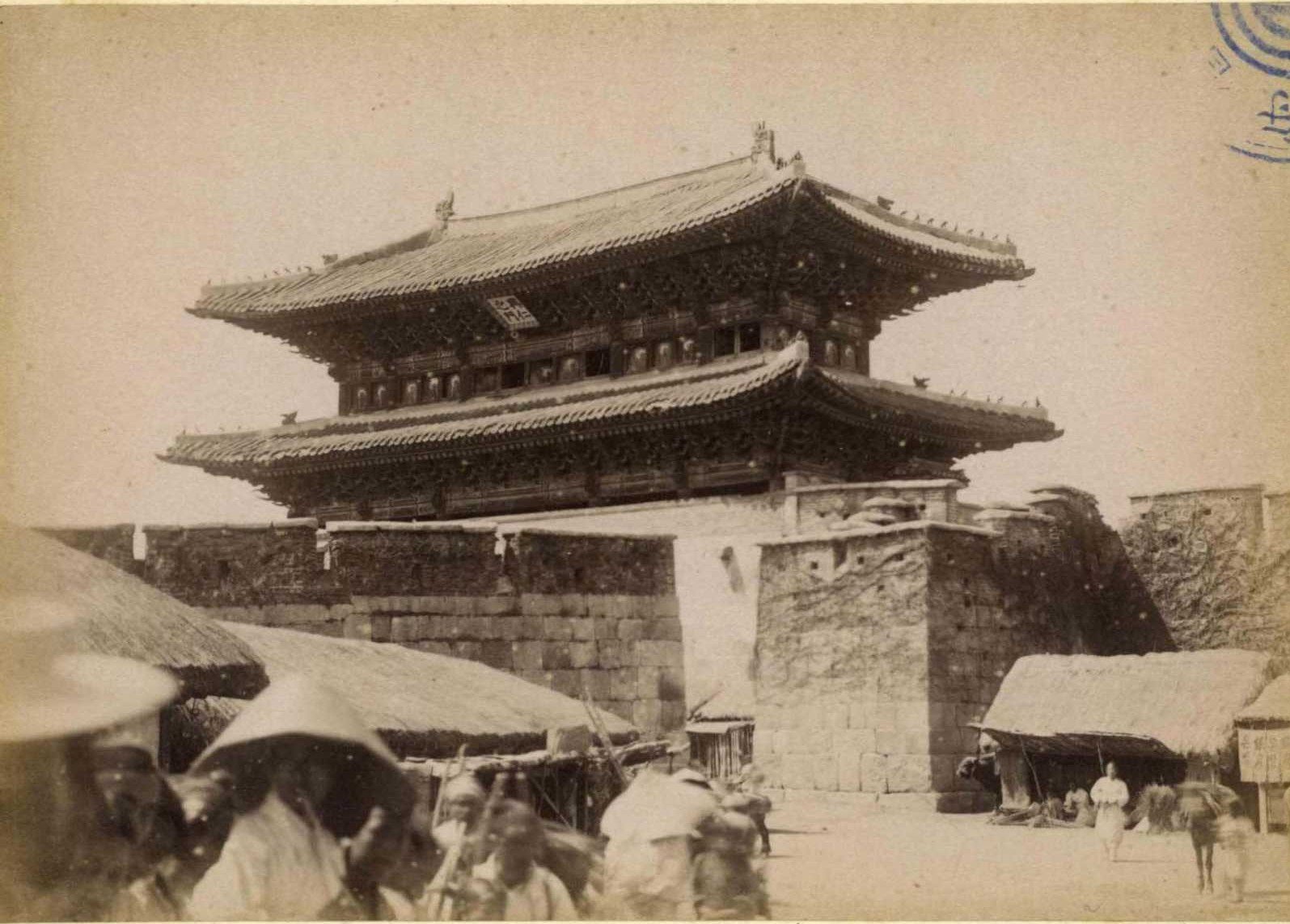 Dongdaemun (Heunginjimun) photographed in the 1900s